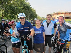 Bernadette Felsch (ADFC Bayern) mit Ministerpräsident Markus Söder, Verkehrsminister Hans Reichhart und Umweltminister Thorsten Glauber