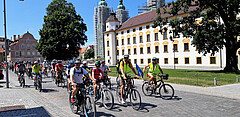 Radler*innen vor der Residenz in Kempten, Foto: Helga Fendt