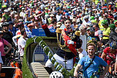 Der Kini inmitten des Radlervolkes