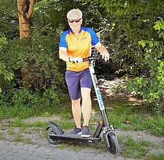 Lutz Bäucker, stellvertr. Vorsitzender ADFC Bayern, im E-Scooter-Selbstversuch. Foto: Richard Roth